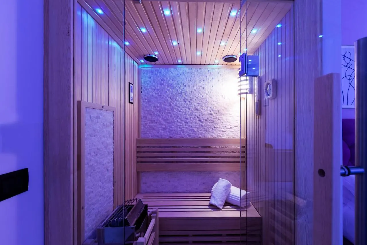 Romac Trinity - 3Bdr Apartment With Sauna & Jacuzzi In Campo De Fiori Itália